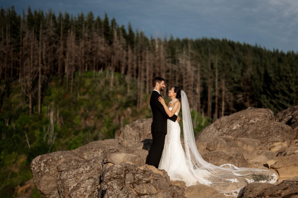 Summer elopement couple. Oregon Seasonal Elopement Guide.