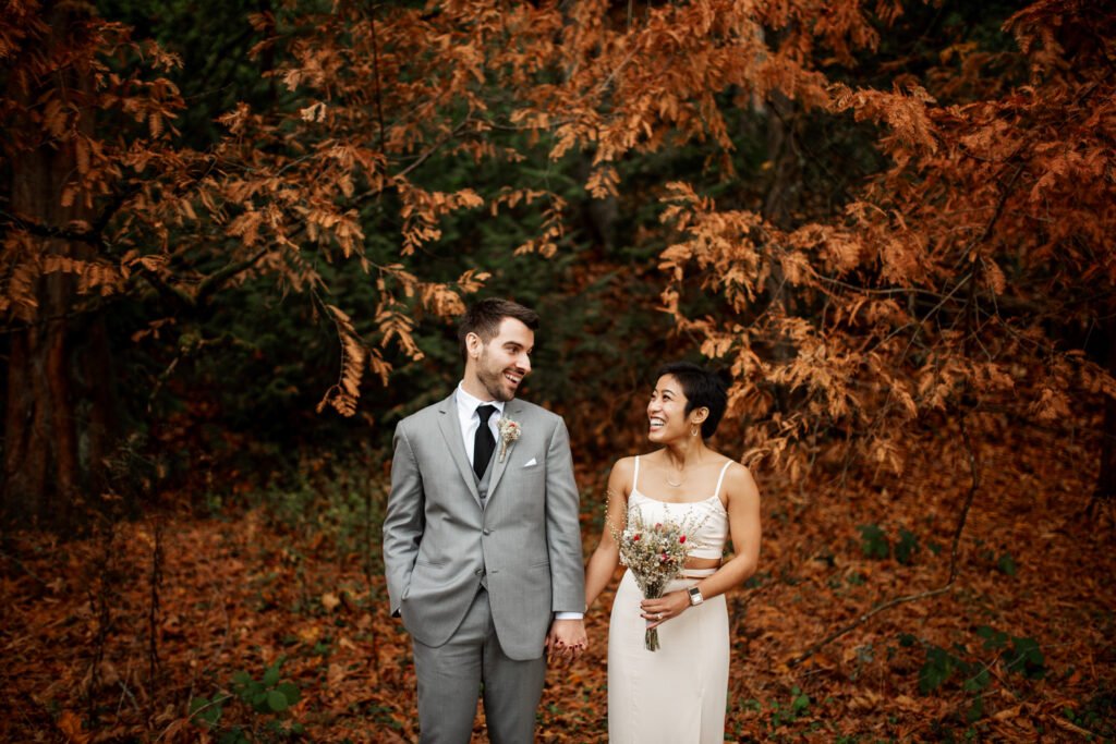 Oregon fall elopement couple. Seasonal guide to eloping in Oregon.